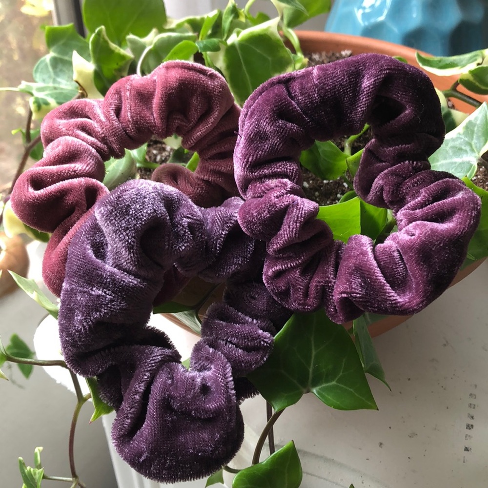 Pack/ set of 3 urban outfitters velvet scrunchies